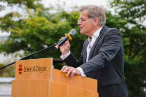 Dr. Andreas Eckert giving a speech at the 30 year celebration of Eckert & Ziegler